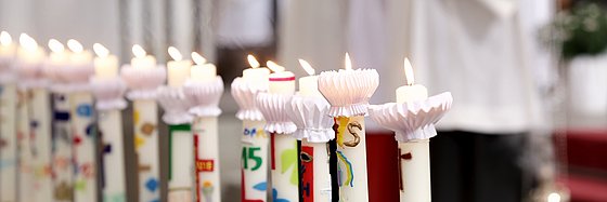 christ, christlich, christlicher, erstkommunion, feier, feierlich, flamme, fromm, frömmigkeit, gehen, glauben, gottesdienst, heilige, hostie katholisch, katholische, kerze, kerzen, kerzenlicht, kerzenständer, kirche, kirchlich, kommunion, kommunionsfeier, kommunionskerze, kommunionskerzen kommunionskind, kommunizieren, leuchten, leuchter, lichter, messe, messfeier, religion, religiös, sonntag, wachs, weißer, sonntag zur, erstkommunionsfeier, messdiener, altar, weihrauch, christentum, fest