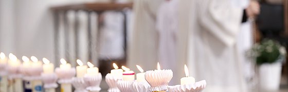 christ, christlich, christlicher, erstkommunion, feier, feierlich, flamme, fromm, frömmigkeit, gehen, glauben, gottesdienst, heilige, hostie katholisch, katholische, kerze, kerzen, kerzenlicht, kerzenständer, kirche, kirchlich, kommunion, kommunionsfeier, kommunionskerze, kommunionskerzen kommunionskind, kommunizieren, leuchten, leuchter, lichter, messe, messfeier, religion, religiös, sonntag, wachs, weißer, sonntag zur, erstkommunionsfeier, messdiener, altar, weihrauch, christentum, fest