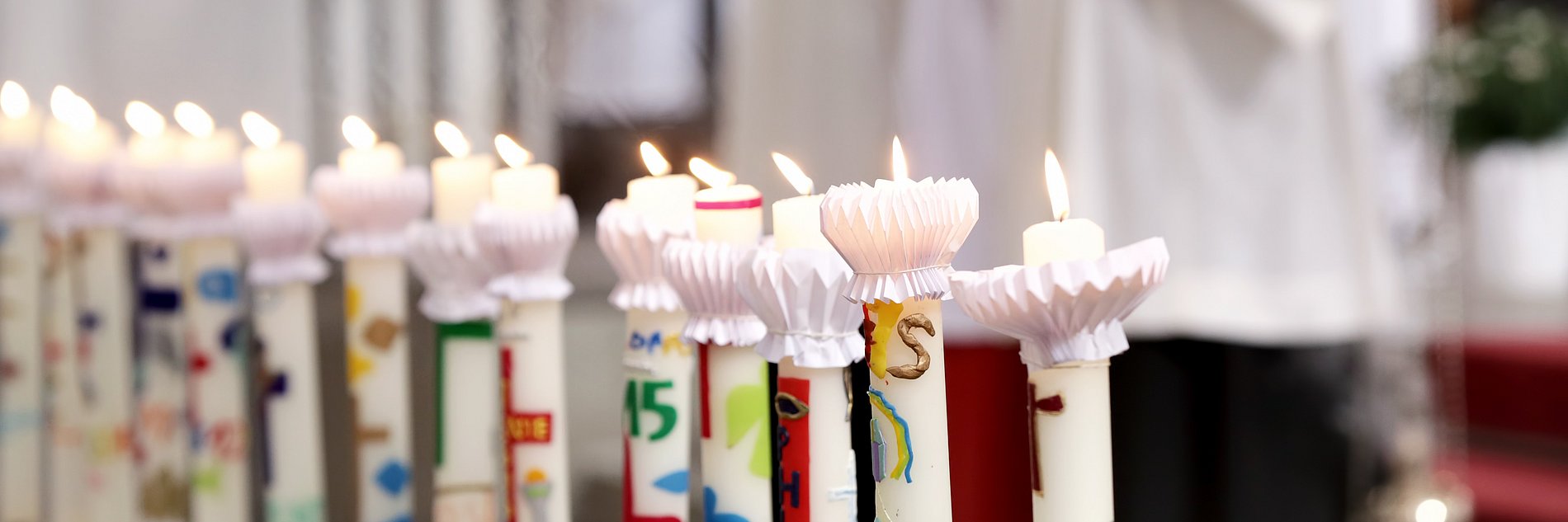 christ, christlich, christlicher, erstkommunion, feier, feierlich, flamme, fromm, frömmigkeit, gehen, glauben, gottesdienst, heilige, hostie katholisch, katholische, kerze, kerzen, kerzenlicht, kerzenständer, kirche, kirchlich, kommunion, kommunionsfeier, kommunionskerze, kommunionskerzen kommunionskind, kommunizieren, leuchten, leuchter, lichter, messe, messfeier, religion, religiös, sonntag, wachs, weißer, sonntag zur, erstkommunionsfeier, messdiener, altar, weihrauch, christentum, fest